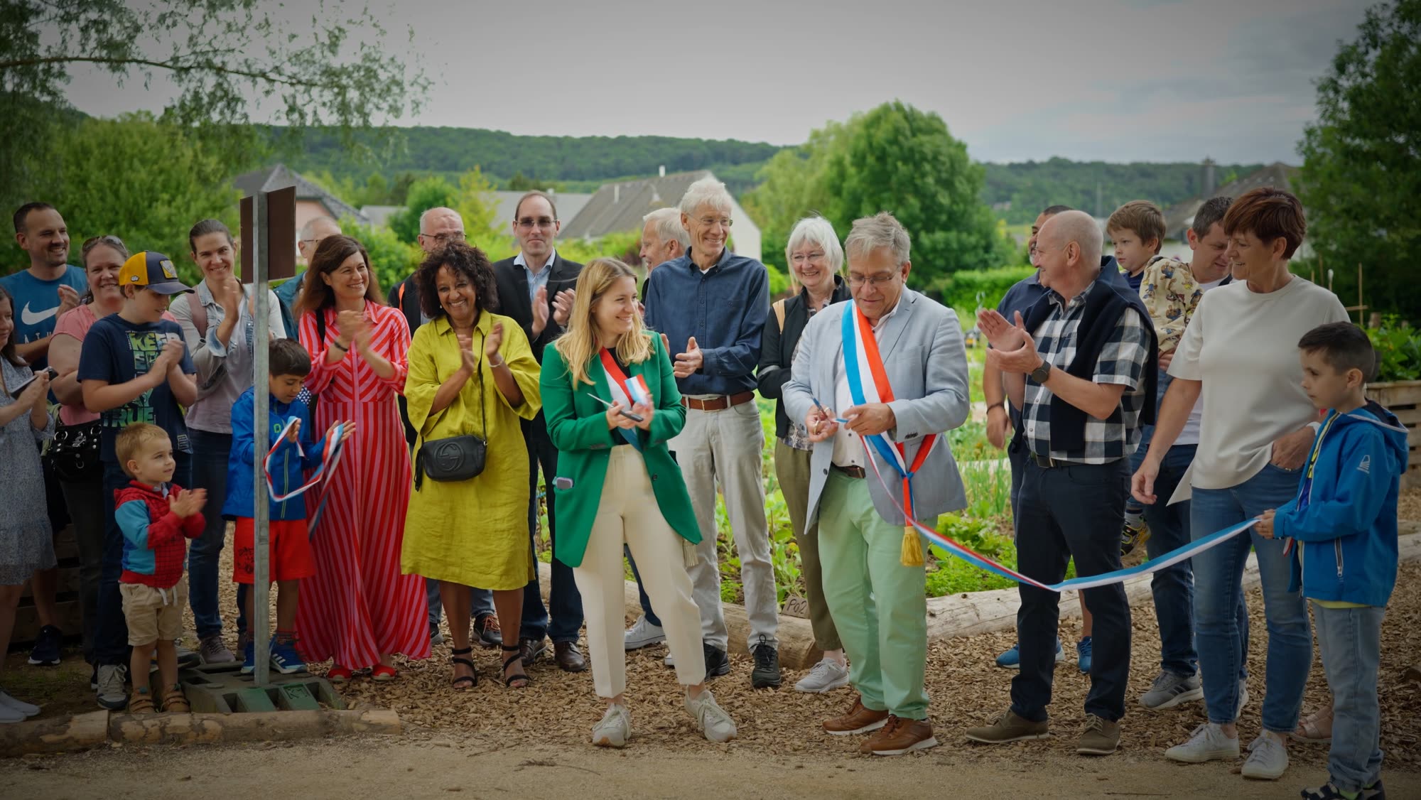 Le maire coupe le ruban, les voisins applaudissent
