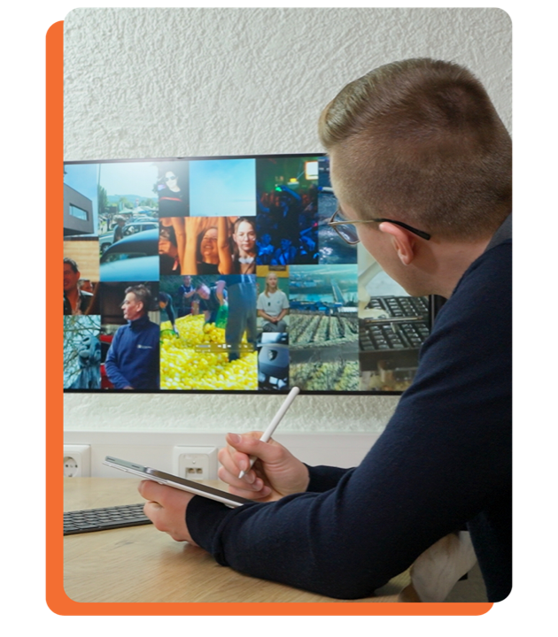 Charel planifie à son bureau devant un mur d’images