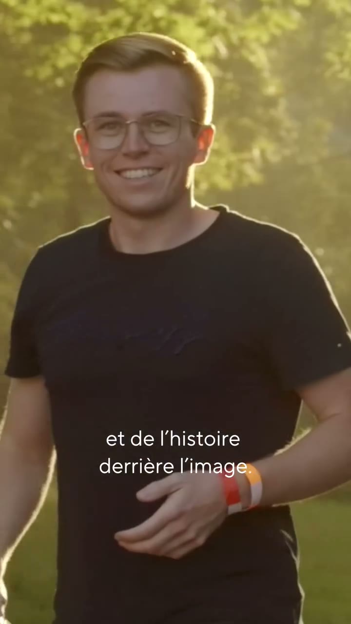 Charel Zahles sourit dans une lumière dorée