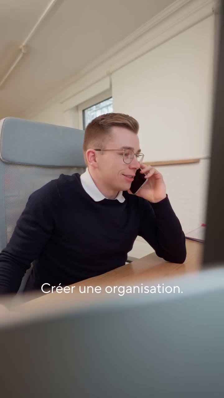 Charel au téléphone à son bureau