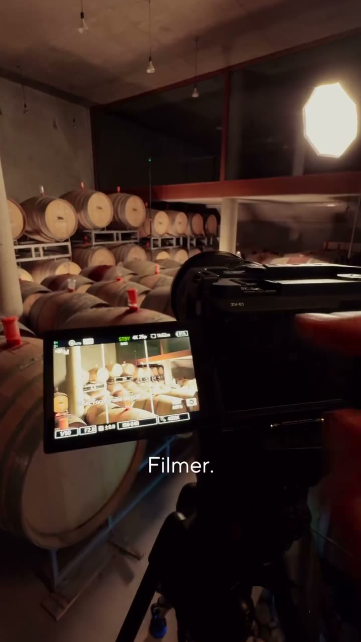 L’écran d’une caméra dans une cave à vin