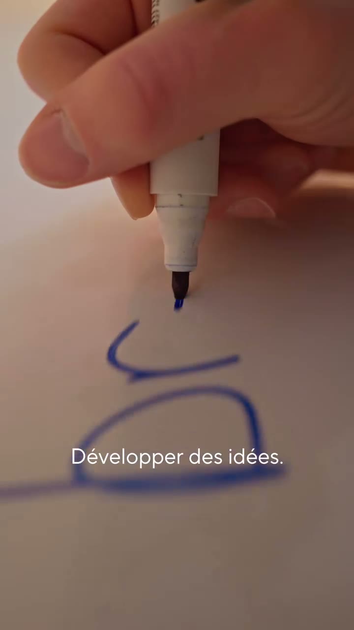 Une main dessine au feutre