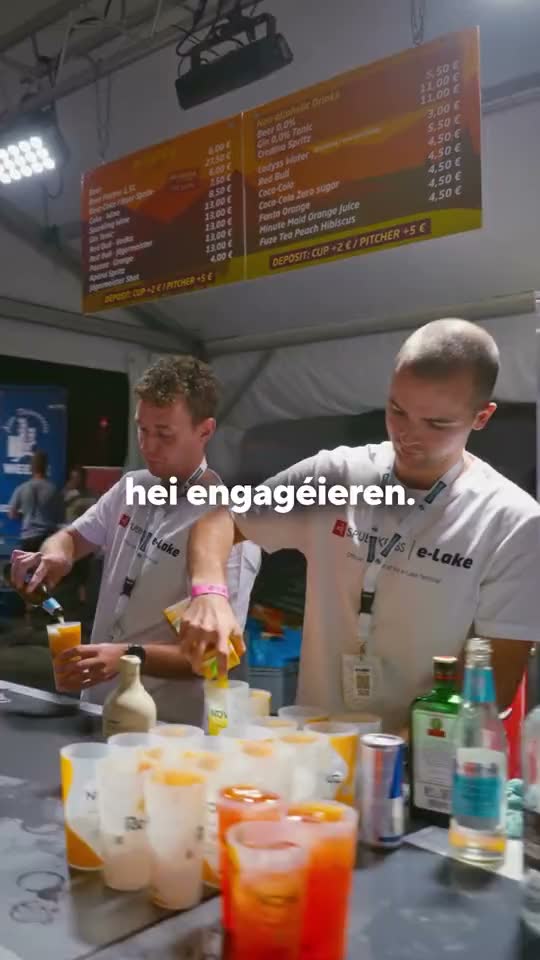 Des bénévoles servent au bar du festival e-Lake